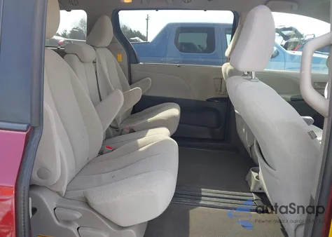 2014 Toyota Sienna Le V6 8 Passenger z USA, uszkodzony, nr VIN 5TDKK3DC4ES491220